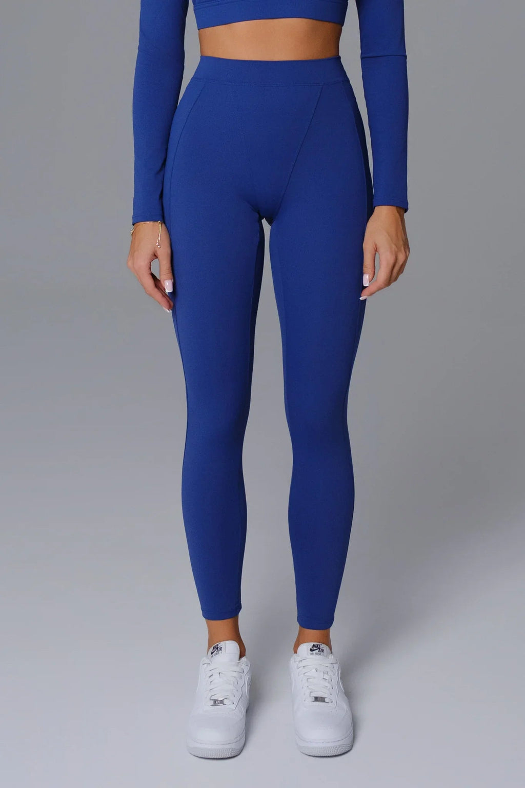 Woman wearing a pair of seamless leggings in midnight blue