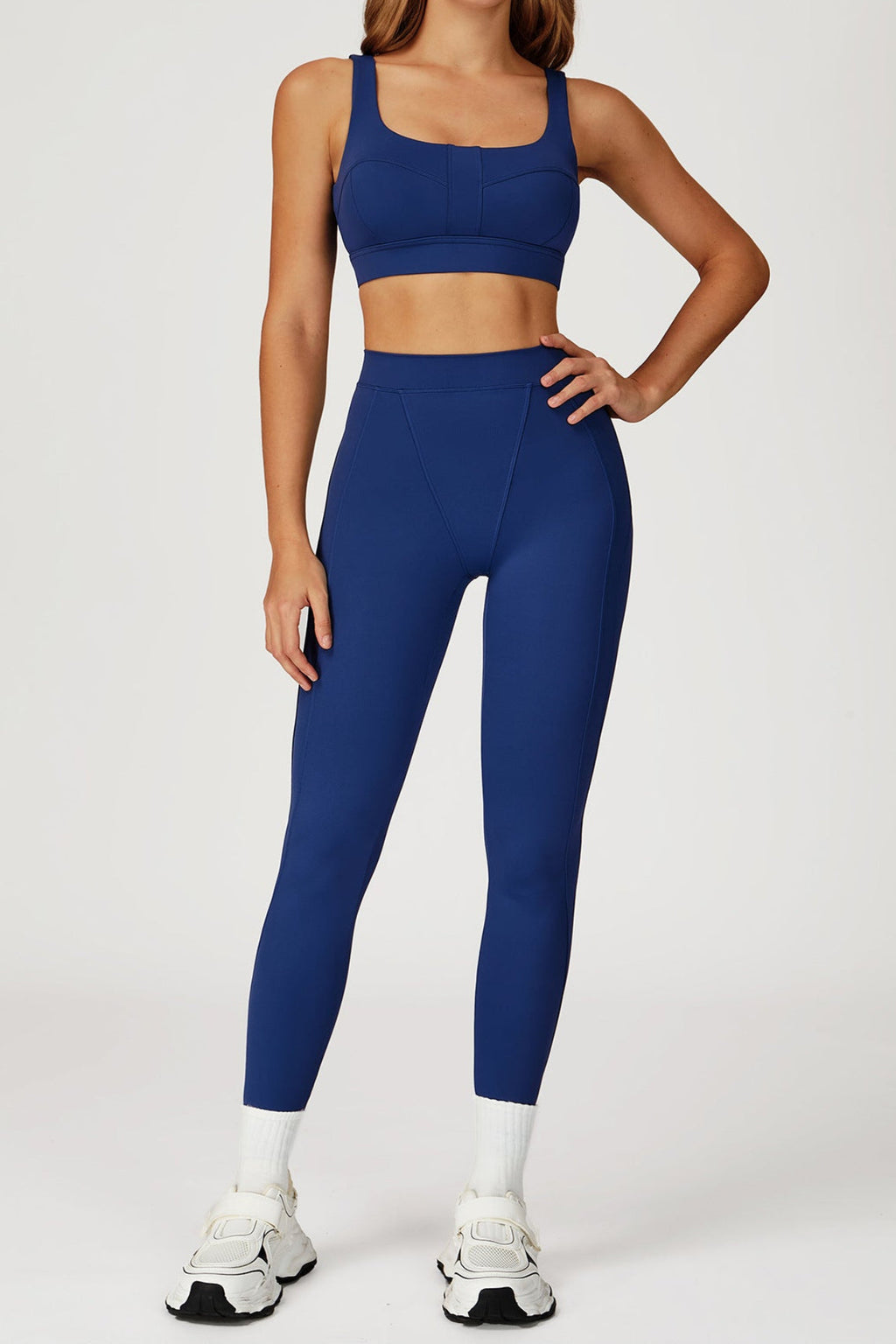 Woman wearing a gym set in midnight blue